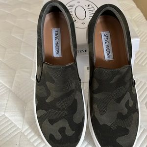 New Steve Madden Gills Suede Slip On Sneaker